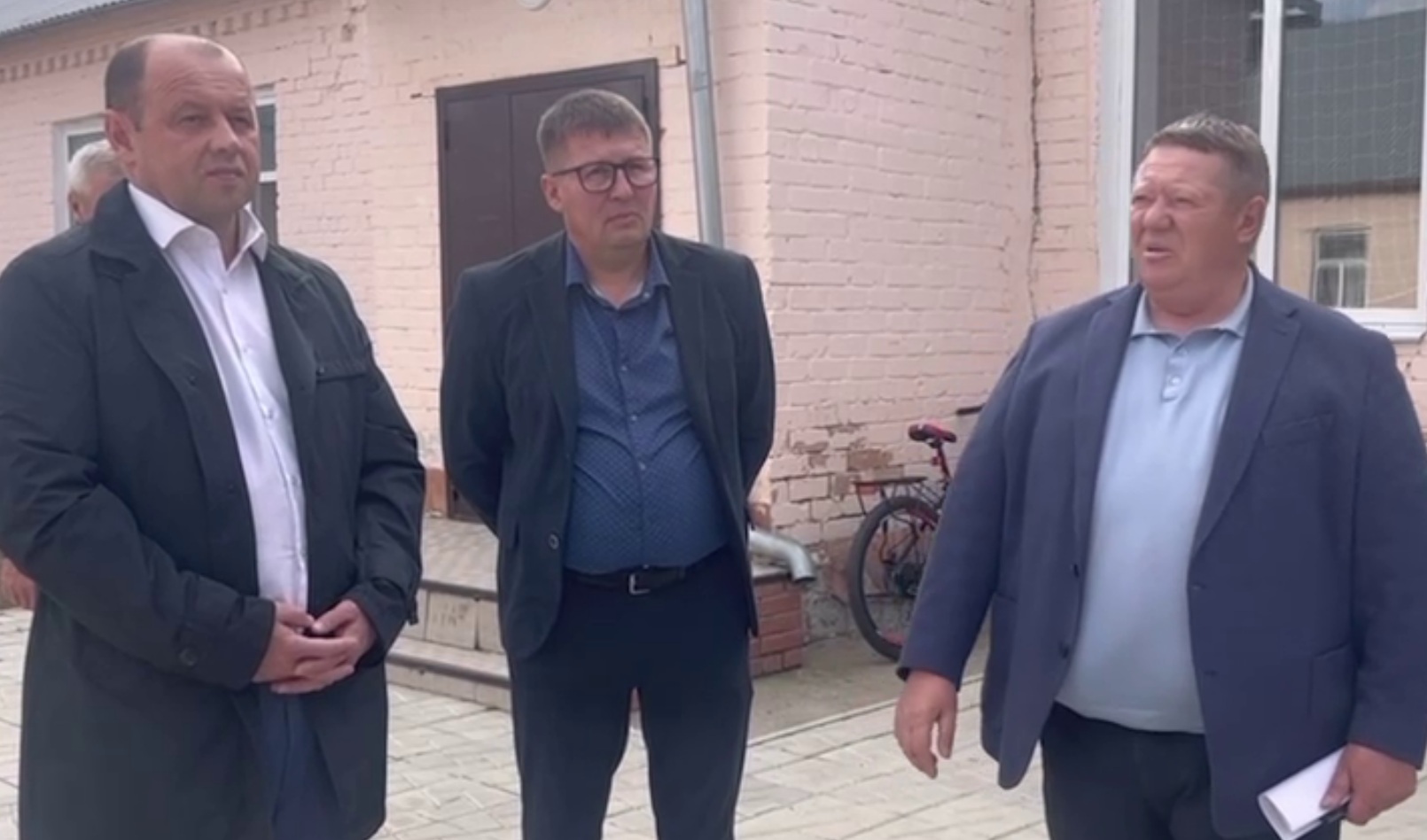 Учителя сельских школ Саратовской области поблагодарили Володина за защиту их профессии